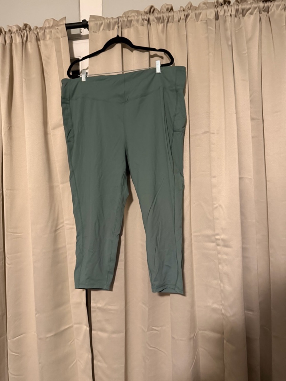 Everyday High-Rise Cropped Leggings — Sage Green
